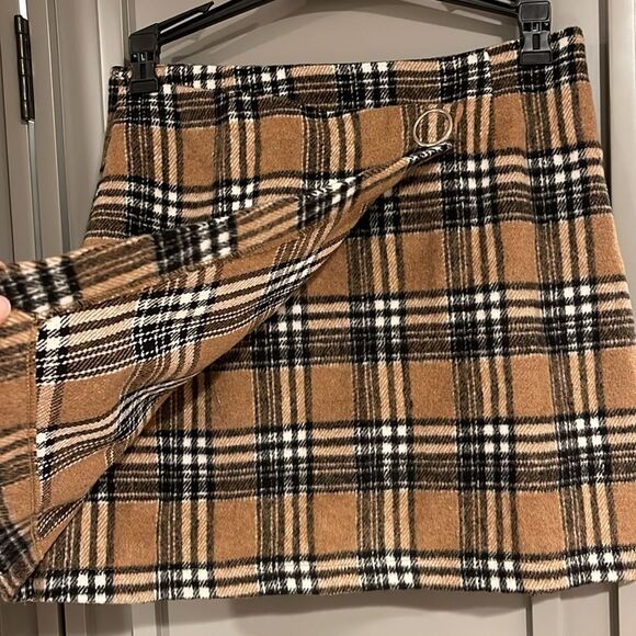 Tan Large Plaid Skirt with Back Zipper - Picture 4 of 6